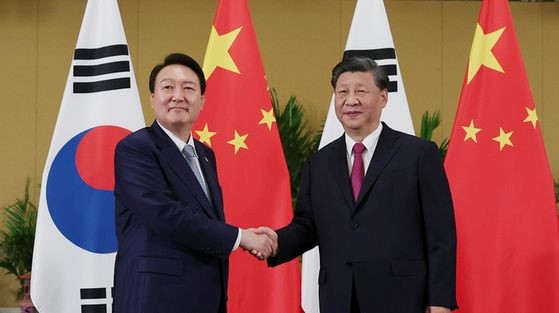 图为2022年11月韩国总统尹锡悦和中国国家主席习近平在中韩首脑会谈上握手。【照片来源：NEWSIS】 