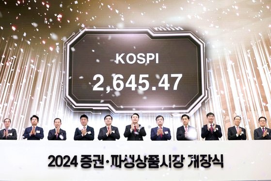 韩国总统尹锡悦2日上午在首尔汝矣岛韩国交易所举行的2024年证券、衍生商品市场开盘典礼上举行了开盘仪式。【摄影：金贤东 记者】