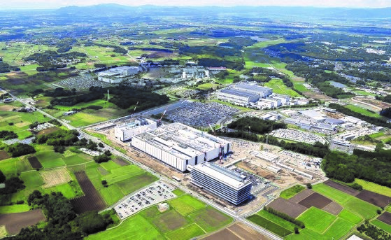 中国台湾台积电(TSMC)以今年量产为目标，正在熊本县建立工厂，并正在考虑建造第二个工厂。图为8月28日拍摄的台积电熊本县工厂全景。【照片来源：韩联社】