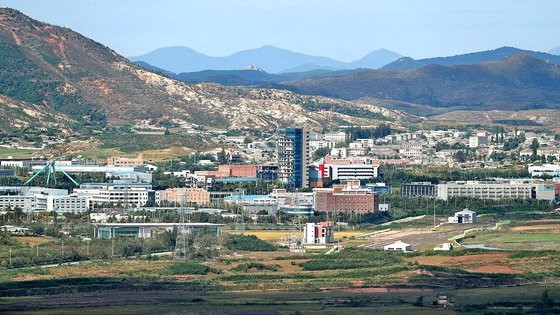 图为，2022年10月5日在京畿道坡州市西部战线非军事区(DMZ)都罗瞭望台看到的开城工业园区一带的景象。 【照片来源：韩联社】