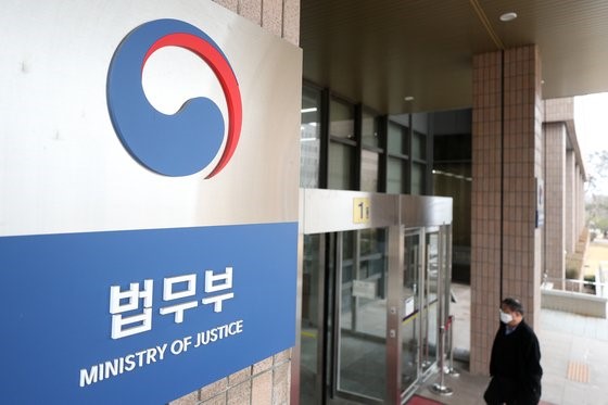韩国法务部将在今年试行就业签证总量制度，以解决人口减少带来的劳动力短缺问题。【照片来源：韩联社】