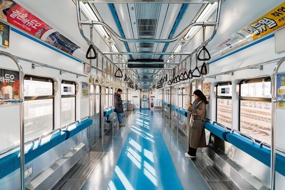 地铁车厢撤掉座位后的样子。【照片来源：首尔交通公社】