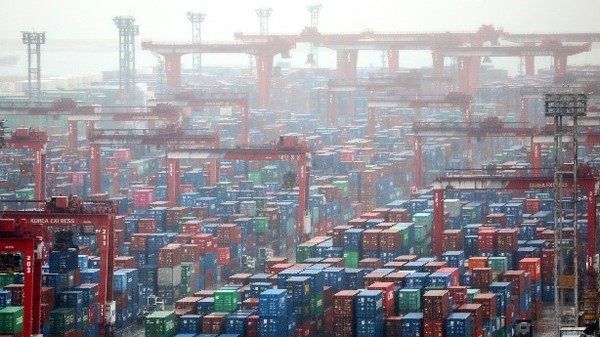 图为堆满集装箱的釜山港神仙台码头。【摄影：宋奉根 记者】