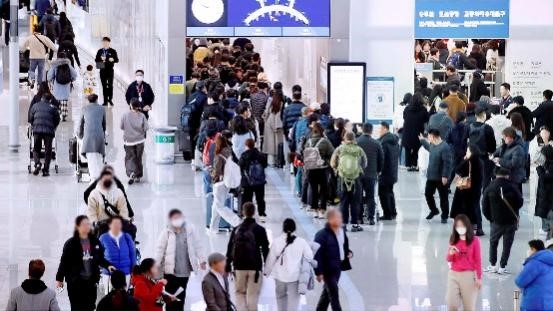 去年12月28日，仁川国际机场出境大厅挤满了准备前往海外跨年的旅客。【照片来源：NEWS1】