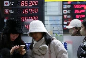 去年11月，首尔中区明洞的一家私人换钱所电子屏幕上显示的韩元和日元的汇率等。【照片来源：NEWS1】