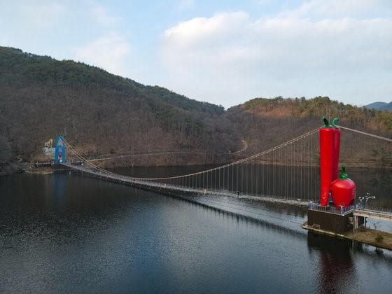 七甲山名胜天庄湖吊桥在2017年建成时创下了韩国最长吊桥纪录。桥架设计贴近水面，非常有趣。