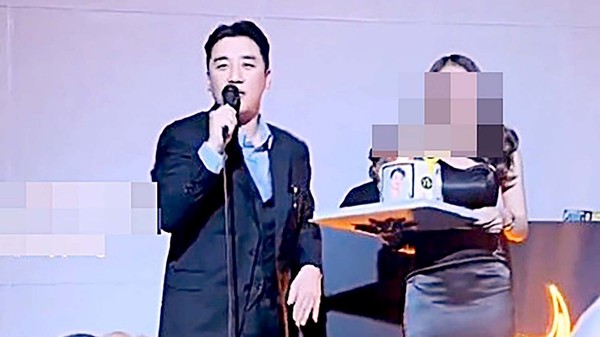 组合Bigbang前成员胜利(李胜利)在海外活动中提到G-Dragon(权志龙)，受到人们的指责。【照片来源：在线社区截图】
