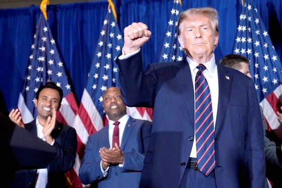 图为参加美国共和党总统竞选的前总统唐纳德·特朗普23日在新罕布什尔州第二场初选中发表演讲后，握拳向支持者致意。【照片来源：美联社=韩联社】