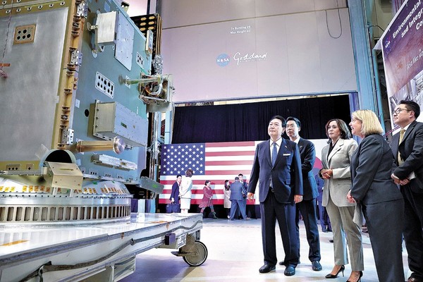 韩国总统尹锡悦当地时间2023年4月25日访问了华盛顿特区附近的美国国家航空航天局(NASA)戈达德太空飞行中心，正在与美国副总统哈里斯参观设施。【照片来源：韩联社】