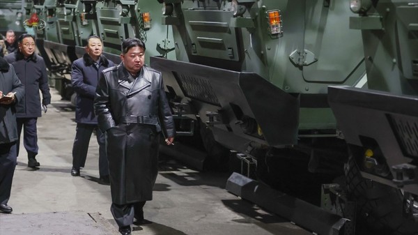 据朝鲜中央电视台10日报道，朝鲜国务委员长金正恩本月8日至9日访问了重要军需工厂。【照片来源：韩联社】