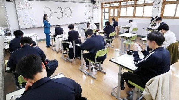 图为韩国釜山一所高中的教室。【照片来源：NEWS1】