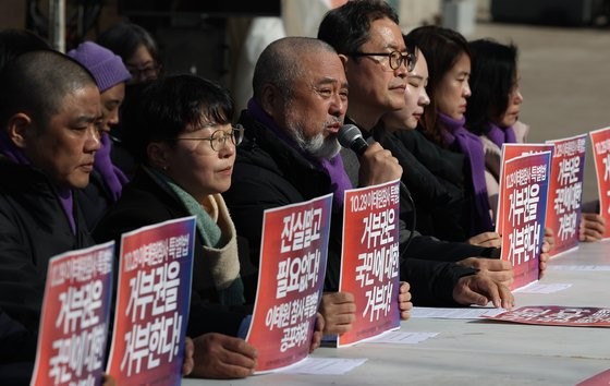 梨泰院惨案遗属协议会30日下午在设在首尔广场的牺牲者联合焚香所举行记者会，正在发表对韩国政府否决《梨泰院特别法》的立场。【照片来源：韩联社】