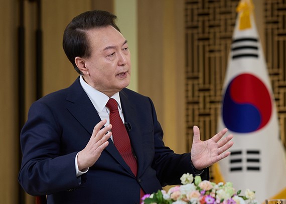 韩国总统尹锡悦4日在首尔龙山总统室大楼与KBS进行特别对话，对执政三年来的国政运营方向进行说明。【照片来源：韩国总统室】