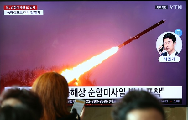 韩国联合参谋本部(以下简称韩联参)表示，朝鲜14日向东海发射了多枚巡航导弹。图为当天在首尔站正在观看相关新闻的市民们。【照片来源：NEWS1】