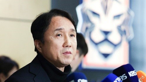 大韩足球协会技术本部长皇甫官15日下午在首尔钟路区新门路足球会馆举行的2024年第一次战斗力强化委员会结束后，正在公布会议结果。【照片来源：NEWS1】