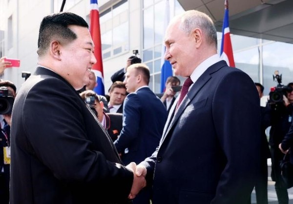 图为当地时间去年9月13日的朝俄首脑会谈上，普京总统与朝鲜国务委员长金正恩握手。【照片来源：美联社=韩联社】