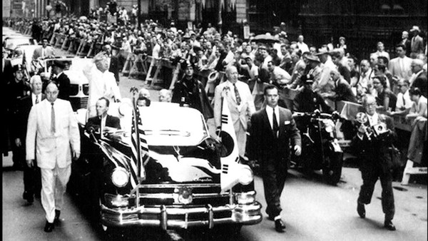 1954年，李承晚总统在美国纽约曼哈顿举行“英雄街”汽车游行。该视频将通过下月1日上映的纪录片《建国战争》时隔70年首次公开。【照片来源：金德英】