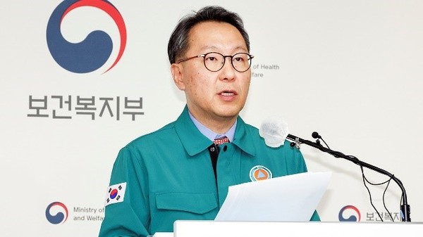 韩国保健福祉部第二副部长朴敏守19日在世宗市政府世宗大厦表示，将向全体住院实习医生下达维持诊疗命令。【照片来源：NEWS1】