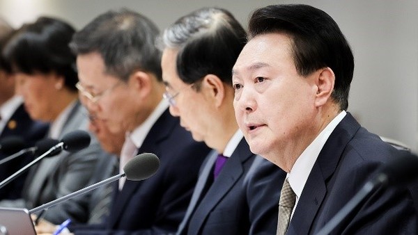 韩国总统尹锡悦20日在首尔龙山总统室办公大楼举行的国务会议上发言。【照片来源：总统室摄影记者团】