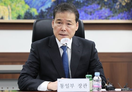 韩国统一部部长金暎浩1月29日在首尔钟路区政府首尔办公大楼举行的“脱北居民日”制定相关民间团体座谈会上进行发言。【照片来源：NEWS1】