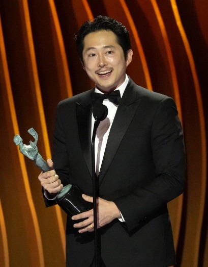 【照片来源：美联社=韩联社】演员史蒂文•延凭借《怒呛人生》获得了美国演员工会奖。