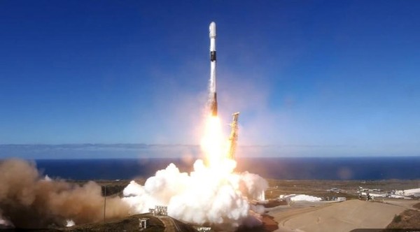 图为当地时间1日，美国太空探索技术公司(SpaceX)在位于美国加利福尼亚的范登堡太空军基地发射搭载韩军首颗侦察卫星1号的“猎鹰9号”运载火箭。【照片来源：韩联社】