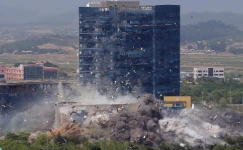 朝鲜2020年6月炸毁了位于开城的韩朝共同联络办公室并公开了当时的照片。【照片来源：韩联社】