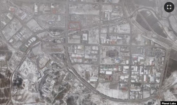 图为上月24日拍摄的开城工业园区的卫星照片。在工厂场地上发现了巴士(圆圈内)。方框内为韩朝共同联络办公室用地。【照片来源：Planet Labs，VOA】