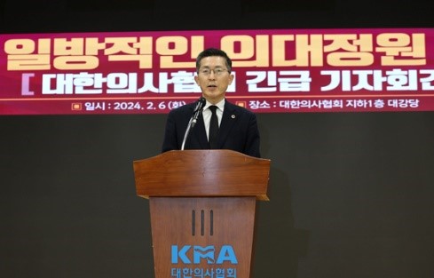上月6日，时任大韩医生协会会长李必洙(音)就政府宣布2025年度医学生扩招一事在首尔龙山区大韩医生协会召开了紧急记者会。【照片来源：韩联社】
