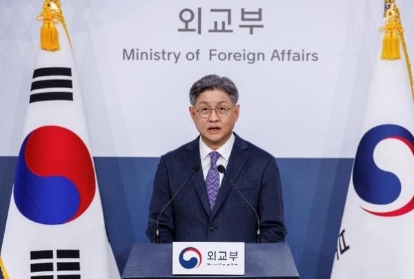 图为12日下午，时任韩国首席外交部发言人在首尔钟路区外交部举行例行新闻发布会。【照片来源：韩联社】
