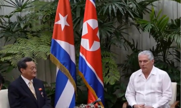 当地时间16日，综合古巴总统室社交平台和官方媒体报道，朝鲜驻古巴大使马哲洙(左)前一天下午在位于哈瓦那的总统办公室与米格尔·迪亚斯-卡内尔总统举行了会面。 【照片来源：韩联社】