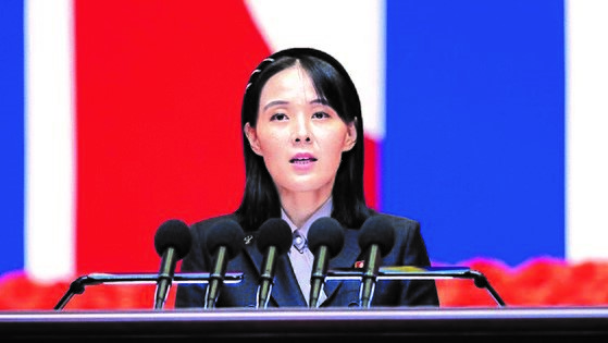 图为2022年8月，朝鲜国务委员长金正恩的妹妹、劳动党副部长金与正正在进行公开演讲。【照片来源：朝中社=韩联社】