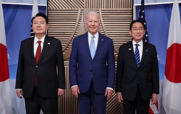 图为(左起)韩国总统尹锡悦、美国总统拜登、日本首相岸田文雄去年11月在美国旧金山举行的亚太经合组织(APEC)领导人非正式会议上合影留念。【照片来源：法新社=韩联社】 