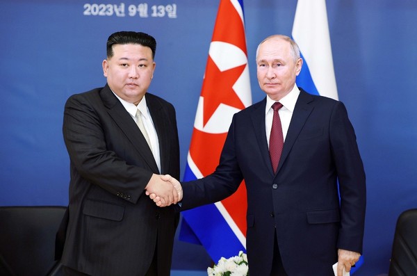 图为2023年9月13日，朝鲜国务委员长金正恩和俄罗斯总统普京在俄罗斯东方航天发射场举行首脑会谈时握手。【照片来源：美联社=韩联社】