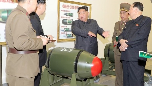 朝鲜《劳动新闻》28日报道称，朝鲜国务委员长金正恩去年3月27日指导了核武器化工作，报道还突然公开了看似在大量生产“火山-31”新核弹头的画面。【照片来源：劳动新闻】