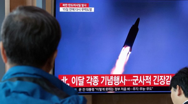 图为朝鲜向东海发射弹道导弹的4月2日，在首尔站候车室收看相关新闻的市民们。【照片来源：韩联社】