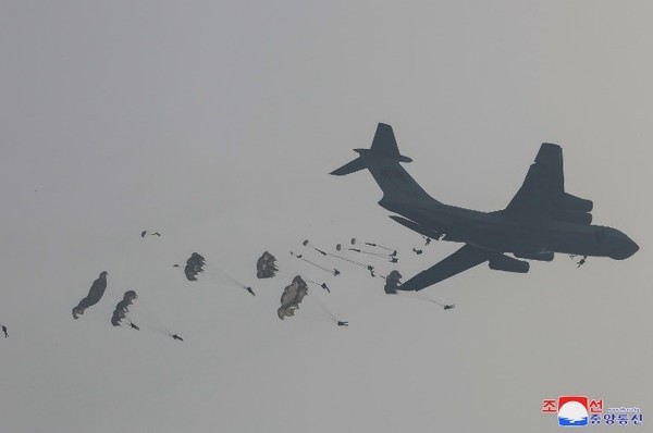 空降的朝鲜航空陆战部队。【照片来源：朝中社=韩联社】