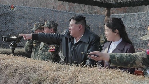 朝鲜中央电视台上月16日报道称，朝鲜国务委员长金正恩于3月15日对朝鲜航空陆战部队(空降部队)的训练进行了指导。【照片来源：朝鲜中央电视台画面=韩联社】