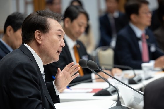 图为4日，韩国总统尹锡悦在首尔龙山总统室大楼举行的民生讨论会后续措施第二次、经济领域检查会议上发言。【照片来源：韩总统办公室】