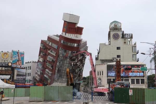 图为5日上午，位于台湾东部花莲县的天王星大楼因在地震后发生倾斜，已进入拆除工作。【照片来源：韩联社】
