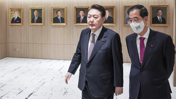 尹锡悦总统(左)和国务总理韩德洙。【照片来源：韩国总统室】