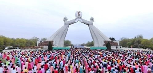 图为本月1日被拆除的平壤的朝鲜祖国统一三大宪章纪念塔。 【照片来源：朝中社=韩联社】