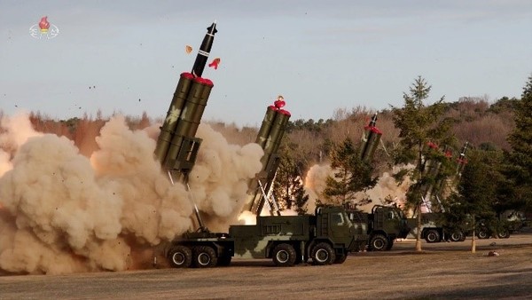 本月19日，朝鲜中央电视台公开了18日开展的的装载超大型火箭炮、承担重要火力打击任务的西部地区炮兵部队射击训练视频。【照片来源：朝鲜中央电视台画面=韩联社】