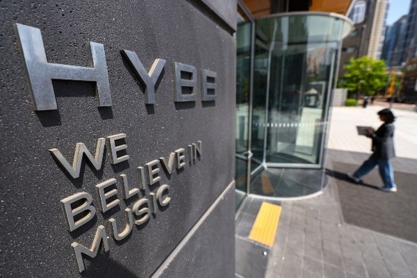 图为位于首尔龙山区的HYBE办公楼。【照片来源：韩联社】