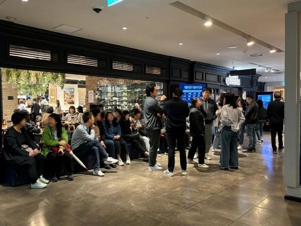 24日中午，在首尔钟路区ASHLEY QUEENS自助餐厅钟路店，顾客们正在等待空位。【照片来源：衣恋集团】