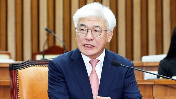 宪法法官候选人马恩赫去年12月23日上午出席了在国会举行的人事听证会，正在回答议员的提问。【摄影：金成龙 记者】