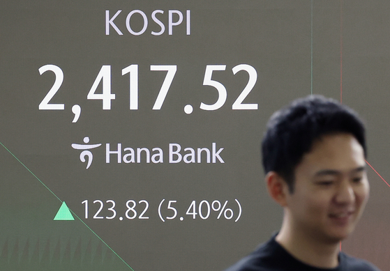 图为10日上午,位于首尔中区的韩亚银行交易室电子显示屏显示着KOSPI指数。【照片来源:韩联社】