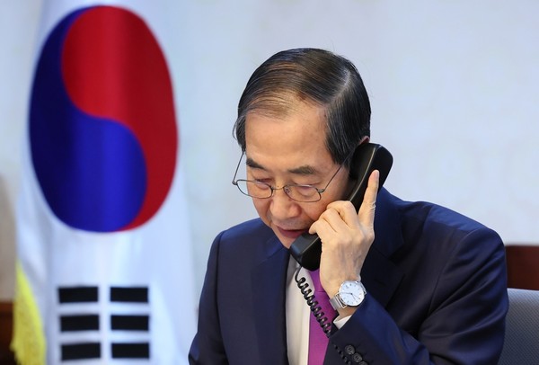 韩国代行总统职权的国务总理韩德洙本月8日在首尔政府大楼与美国总统特朗普进行通话。【照片来源:国务总理室】